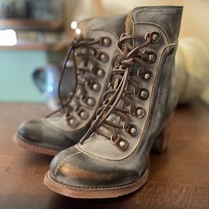 Freebird Borow size 7. Rare distressed grey excellent used condition.